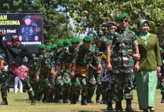 Tarian Adat Iringi Letkol Inf Enrico Setiyo Nugroho S.Sos. M. Tr (Han)