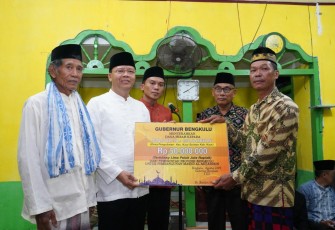 Gubernur Bengkulu Rohidin Mersyah Menyalurkan Dana Hibah Dan Cosporate Sosial Responsibility Bank Bengkulu Pada Masjid Al Kahfi
