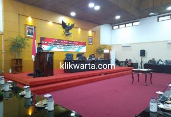 Plt Walikota Blitar Santoso saat menyampaikan sambutan pada rapat paripurna DPRD Kota Blitar tentang Persetujuan Bersama atas Rancangan Peraturan Daerah (Raperda) APBD-P tahun 2019.