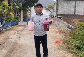 Bergiliran Warga Sediakan Makanan Dan Minum Untuk Satgas TMMD