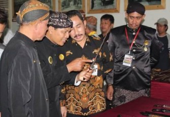 Bupati Pati H. Haryanto SH, MM, M.Si meninjau pameran tosan aji 