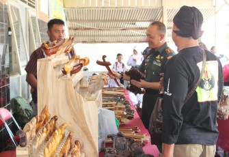 Antusiasme Komandan Kodim 0718 memperhatikan pameran tosan aji