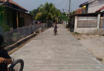 Jalan Dibangun TNI Anak-Anak Ke sekolah Lancar 
