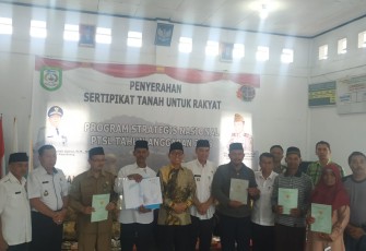 Bupati Kepahiang Hidayatullah Sjahid Hadir Dalam Pembagian Sertifikat di Desa Mekar Sari 