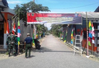 Anggota Satgas TMMD Tegal Mempelopori Pemasangan Ornamen Hari Kemerdekaan