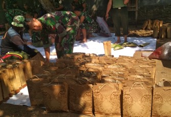 Daun jati dan paper bag pengganti plastik 