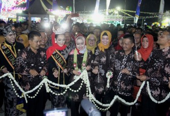 Bupati Brebes Idza Priyanti Lakukan Pengguntingan Pita Tanda Pembukaan Brebes Expo 2019