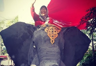 Bupati Tegal Umi Azizah Menunggangi Replika Gajah