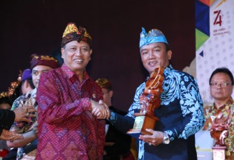 Wakil Wali Kota Tegal Muhamad Jumadi Saat Menerima Anugrah Iptek Budhipraja 2019 di Denpasar