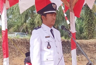 Kades Melati Harjo Dukut Sumari S.IP saat menjadi pembina upacara