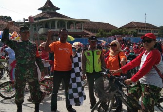 Babinsa Koramil 20 Cawas Serma Saroni Bersama Bhabinkamtibmas Polsek Cawas Melaksanakan Pengamanan Sepeda Santai