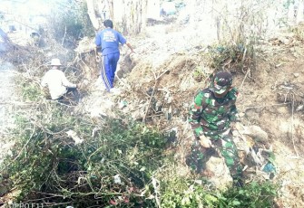 Babinsa Pomah Kerja Bhakti Membersihkan Sampah Bersama Warga