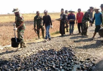 Semangat Warga selesaikan pengaspalan