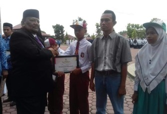 Bupati Saifannur saat Menyerahkan Sertifikat Penghargaan Kepada Siswa Berprestasi Bertepatan dengan Upacara Hardikda ke 60 di Halaman Kantor Bupati Bireuen Senin 9 September 2019.  