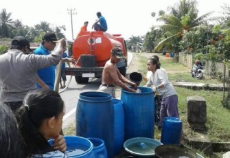 Petugas PDAM Dan BPBD Bagikan Air Pada Warga 