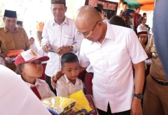 Bupati Bengkulu Selatan Gusnan Mulyadi Berikan Bantuan Secara Simbolis Seragam Gratis