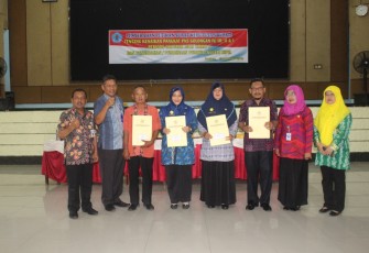 Penyerahan SK Kenaikan Pangkat secara simbolis diserahkan oleh Staf Ahli Bupati bidang Kemasyarakatan dan Sumber Daya Manusia Masfuri di gedung KORPRI Brebes Selasa (3/9).