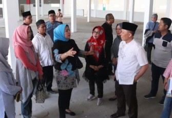 Asisten Deputi Pelaksana Kebijakan Dan Evaluasi Publik Wilayah I Novia Andriana Saat Meninjau lokasi MPP di Pasar Barokoto I lantai 2