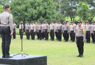 Kapolres Abdya AKBP Moh Basori Sik memimpin apel pergeseran Pasukan Operasi Mantap Brata Rencong dalam rangka pengamanan Pemilu Senin (15/4/2019).
