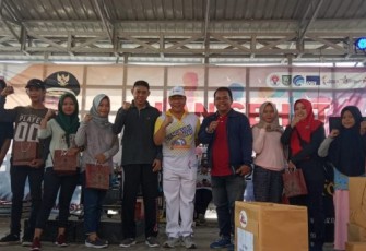 Kadis Pemuda Dan Olahraga Provinsis Bengkulu Atisar Sulaiman Foto Bersama Pemenang Lomba  