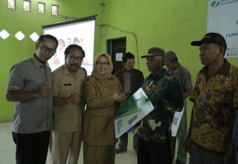 Pemberian Jamsostek Bagi Petani di Suradadi  Kabupaten Tegal