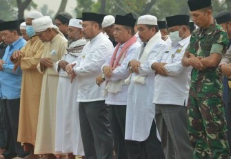 Bupati Kampar dan Ratusan Warga Sholat Istisqa di Lapangan Merdeka