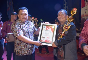 Kasi Humas dan Komunikasi Publik Dinkominfotik Wasdiun saat menerima Penghargaan