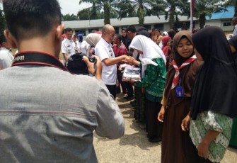 Bupati Bengkulu Selatan Gusnan Mulyadi Berikan Surat Keputusan Pada Tenaga Honor SD Dan SMP 