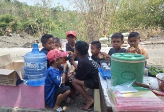Anak-Anak Ikut Nikmati Jajanan di Warung Dadakan