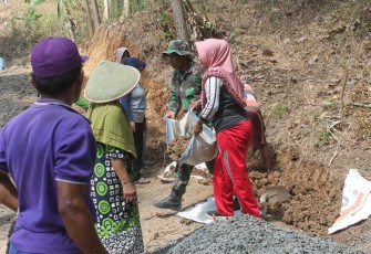 Suminah Tak Canggung Angkat Material Bersama TNI, Bekerja Penuh Semangat