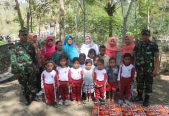 Pra TMMD 106 Anak-Anak Paud Gembira dan Senang Bisa Foto Bareng TNI