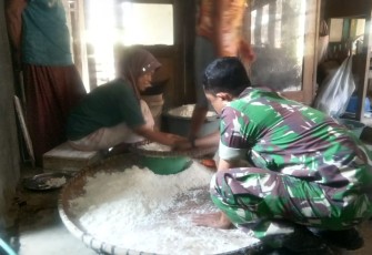 Babinsa Jeruklegi temani Ibu Saminem Parut Singkong untuk Dijadikan Gemblong