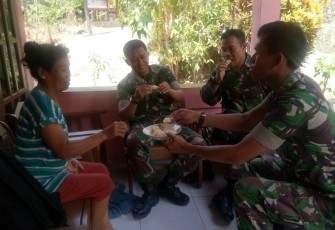 Kue Gemblong Bu Darkem Disajikan untuk Babinsa Jeruklegi