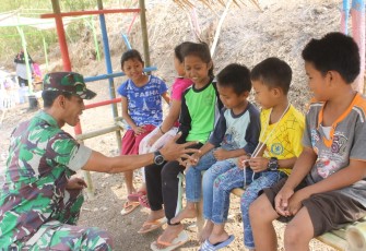 Anggota TNI Kodim Cilacap Bermain Dengan Anak-Anak