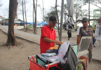 PKL yang berjualan di Pantai Panjang