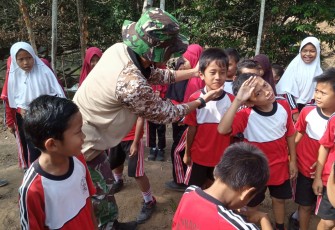 Anggota TNI Latih Murid SD PBB 