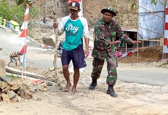 Danramil 02 Jeruklegi Kapten Inf Suwanto bersama dengan Kepala Desa Cilibang meninjau Kegiatan Posyandu