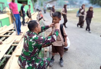 TNI Sangat Peduli dan Dekat dengan Anak-anak