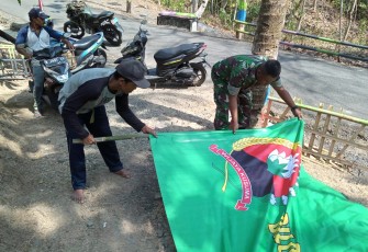 Danramil 02 Jeruklegi Kapten inf Suwanto koordinir pemasangan Sepanduk