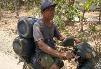 TNI Kagum Melihat Kerja Keras Warga Mengambil Air Nira Dari Ribuan Pohon Kelapa Sebagai Penghasilan.