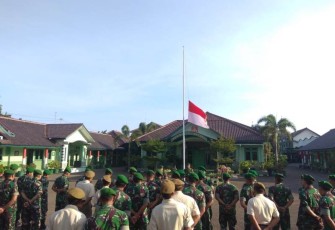 Jajaran Kodim Brebes Kibarkan Bendera Setengah Tiang