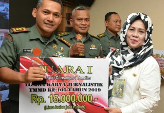 Dandim Demak ketika menerima trophy juara 