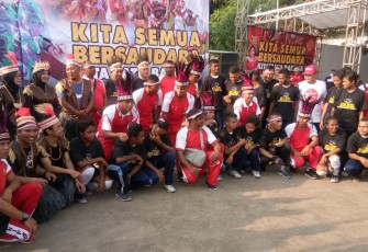 Danramil 07 Adiwerna Kapten Inf Suswantoro Foto Bersama Warga Papua Yang Berdomisili di Wilayah Kabupaten Tegal