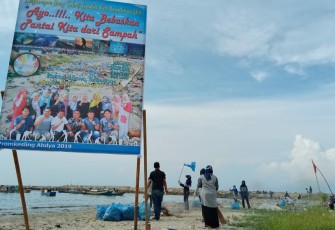 Tenaga Kontrak Bantuan Operasional Kesehatan Dari Tenaga Promkes Kesling 13 Puskesmas di Aceh Barat Daya Gelar Kebersihan Pantai  