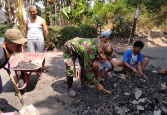 Babinsa Koramil 14/Karanganom Klaten  Serka  Soimun Karya Bakti  Perbaiki Jalan Berlubang Bersama Warga 