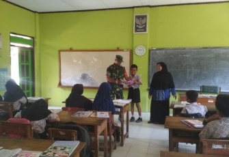 Babinsa Koramil 16 Tulung Tanamkan Wawasan Kebangsaan Di SD Negeri 1 Sedayu