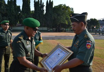 Personil TNI AD Purna Tugas Mendapat Penghargaan Dandim 0712/Tegal