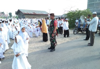 Babinsa Pelda Muhammad Hakim saat melakukan pengamanan