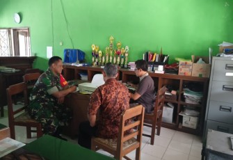 Sertu Edi Suranto Babinsa Dari Koramil 20 Cawas Kodim 0723 Klaten Melaksanakan Komsos Bersama Perangkat