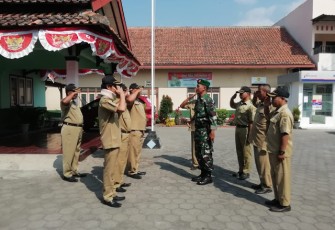 Babinsa Karanganom Sersan Mayor Suprapto  Berikan Pelatihan Tata Cara Upacara Bendera